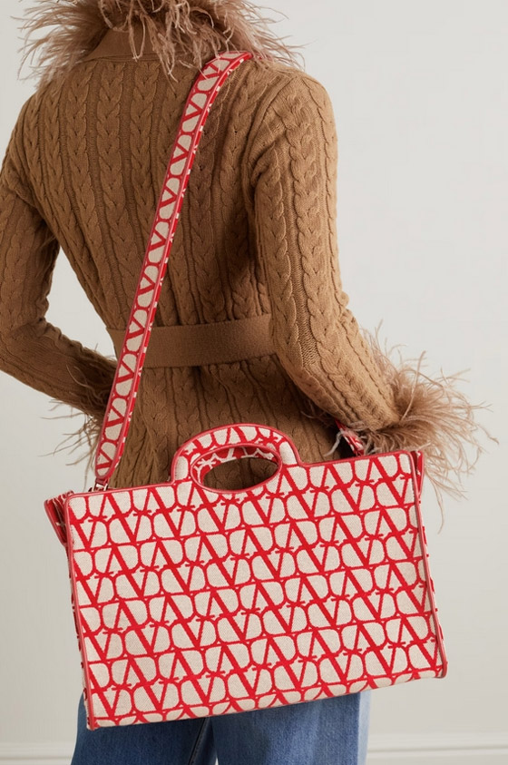 الحقيبة الحمراء.. قطعة مميزة في إطلالتك خلال شتاء 2024 صورة رقم 6