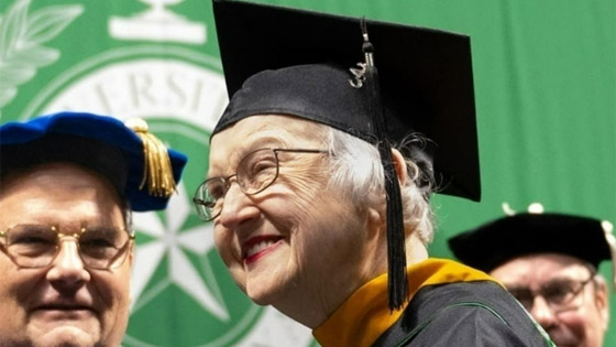 في التسعين.. جدة تحقق حلمها بالحصول على شهادة الماجستير صورة رقم 2