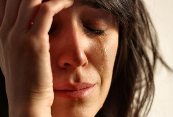 لدموع النساء رائحة.. لن تتخيل ما تفعله بالرجال.. تأثيرها صادم! صورة رقم 2 لدموع النساء رائحة.. لن تتخيل ما تفعله بالرجال.. تأثيرها صادم! صورة رقم 2