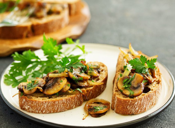 مقبلات إيطالية سهلة ولذيذة.. طريقة تحضير بروشكيتا الفطر بالبصل صورة رقم 1