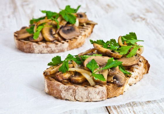 مقبلات إيطالية سهلة ولذيذة.. طريقة تحضير بروشكيتا الفطر بالبصل صورة رقم 2