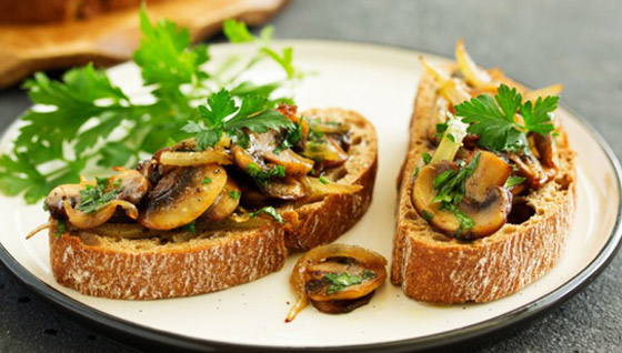 مقبلات إيطالية سهلة ولذيذة.. طريقة تحضير بروشكيتا الفطر بالبصل صورة رقم 8