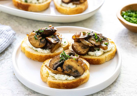 مقبلات إيطالية سهلة ولذيذة.. طريقة تحضير بروشكيتا الفطر بالبصل صورة رقم 4