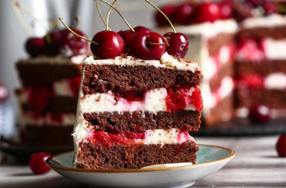 اليكم طريقة تحضير كيك الشوكولاتة بالكرز والكريمة صورة رقم 1