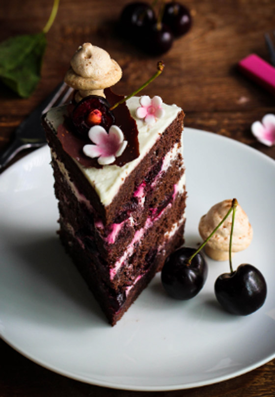 اليكم طريقة تحضير كيك الشوكولاتة بالكرز والكريمة صورة رقم 2