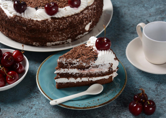 اليكم طريقة تحضير كيك الشوكولاتة بالكرز والكريمة صورة رقم 3