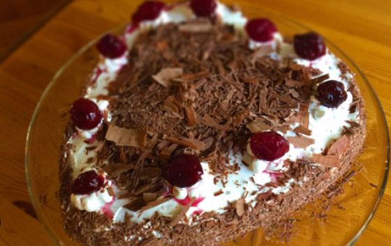 اليكم طريقة تحضير كيك الشوكولاتة بالكرز والكريمة صورة رقم 4