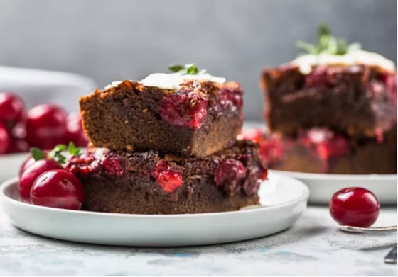 اليكم طريقة تحضير كيك الشوكولاتة بالكرز والكريمة صورة رقم 5