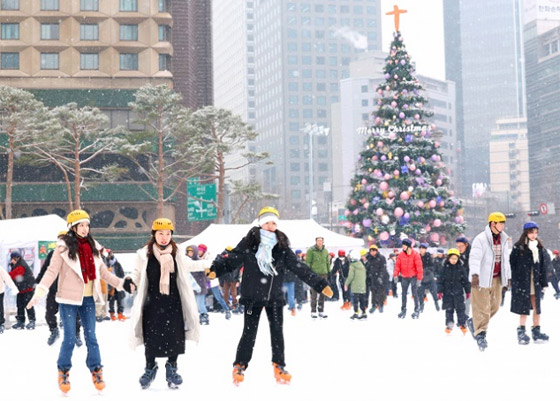 سول تستقبل أول كريسماس يكسوه الثلج منذ 8 سنوات صورة رقم 1