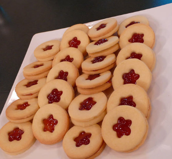 اليكم طريقة تحضير بسكويت الزبدة المحشي بالمربى الشهي صورة رقم 5