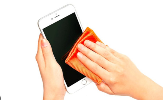 تعرف على أهم الخطوات لتنظيف شاشة الهاتف الذكي صورة رقم 1