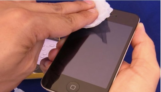 تعرف على أهم الخطوات لتنظيف شاشة الهاتف الذكي صورة رقم 2