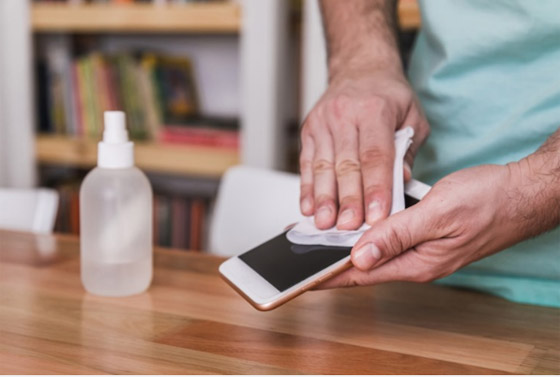 تعرف على أهم الخطوات لتنظيف شاشة الهاتف الذكي صورة رقم 3