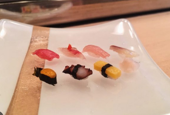 بحبة أرز واحدة.. طبق سوشي غريب يشغل اليابان صورة رقم 3