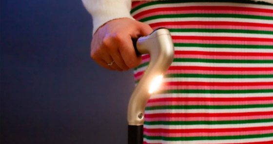 عكازات ذكية تسمح بالمكالمات الهاتفية ومتابعة مستخدميها عند الطوارئ صورة رقم 1