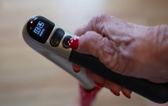 عكازات ذكية تسمح بالمكالمات الهاتفية ومتابعة مستخدميها عند الطوارئ صورة رقم 3