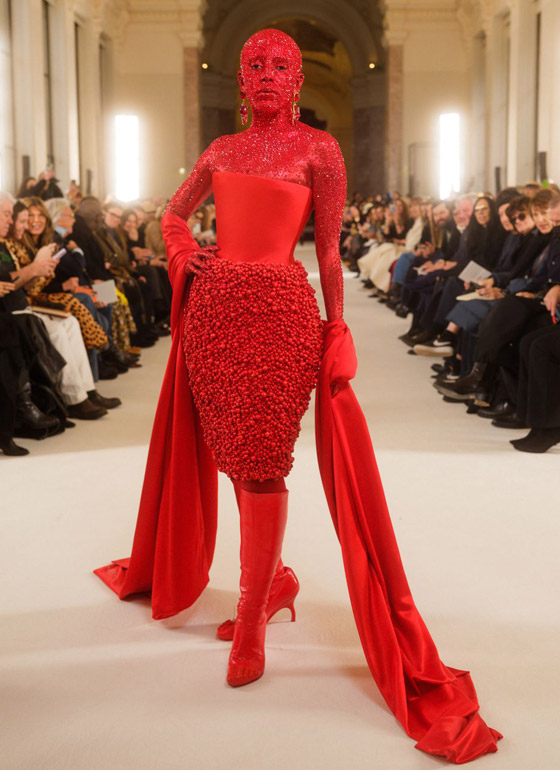 صورة رقم 2 - توب 10: أغرب موضة للنجوم في 2023: أقراط أحلام، قميص أحمد سعد وإبهار بيونسيه وريهانا صورة رقم 2 - توب 10: أغرب موضة للنجوم في 2023: أقراط أحلام، قميص أحمد سعد وإبهار بيونسيه وريهانا