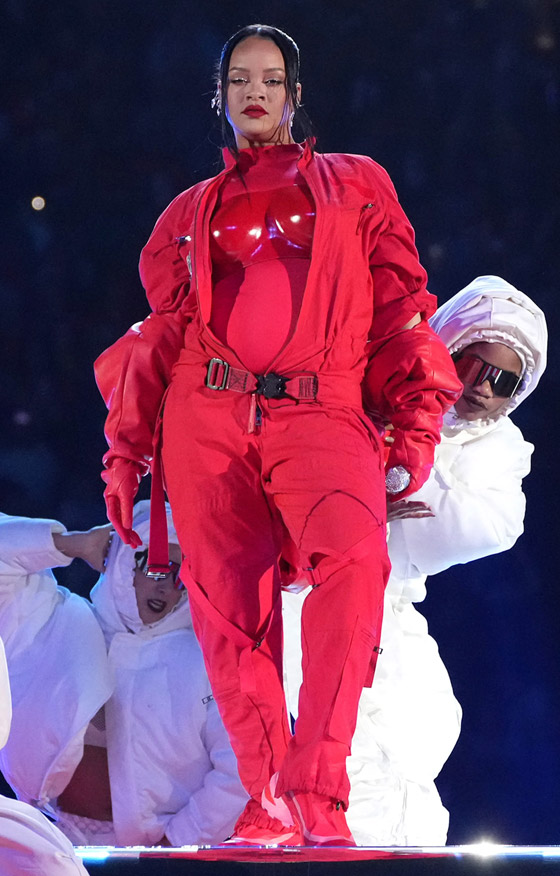 صورة رقم 6 - توب 10: أغرب موضة للنجوم في 2023: أقراط أحلام، قميص أحمد سعد وإبهار بيونسيه وريهانا صورة رقم 6 - توب 10: أغرب موضة للنجوم في 2023: أقراط أحلام، قميص أحمد سعد وإبهار بيونسيه وريهانا