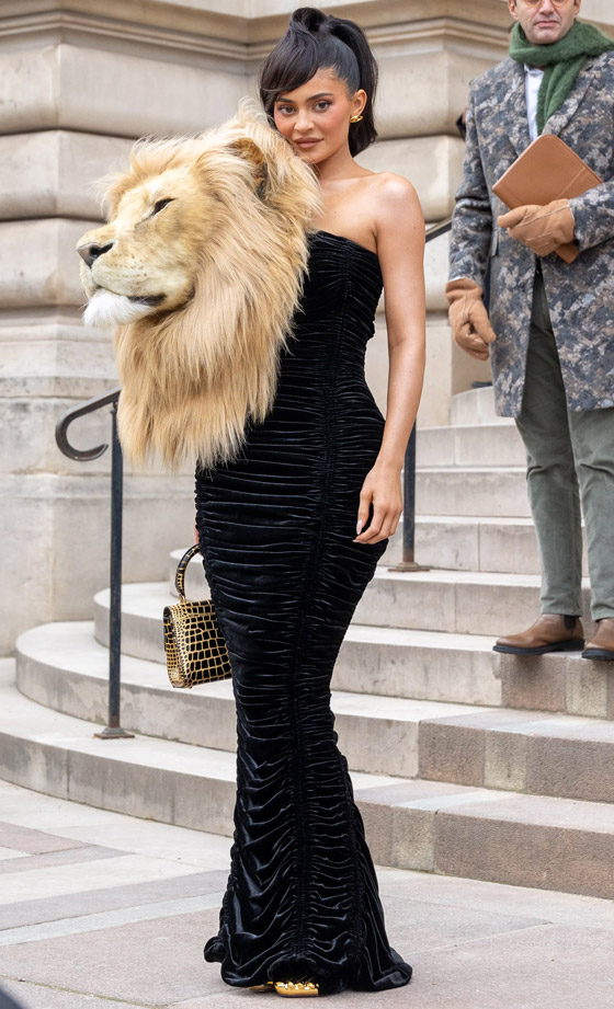 صورة رقم 1 - توب 10: أغرب موضة للنجوم في 2023: أقراط أحلام، قميص أحمد سعد وإبهار بيونسيه وريهانا صورة رقم 1 - توب 10: أغرب موضة للنجوم في 2023: أقراط أحلام، قميص أحمد سعد وإبهار بيونسيه وريهانا