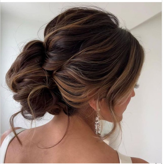 تسريحات شعر مرفوعة للوجه البيضاوي تبرز ملامح الوجه بشكل جذاب صورة رقم 3