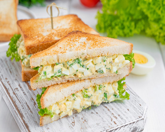 إليكم طريقة تحضير ساندويش سلطة البيض بالمايونيز.. سهلة وشهية صورة رقم 5