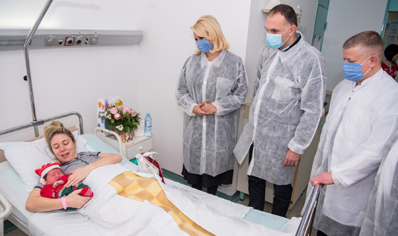 صور: ولادة طفلتين توأمين.. في سنتين مختلفتين! صورة رقم 2