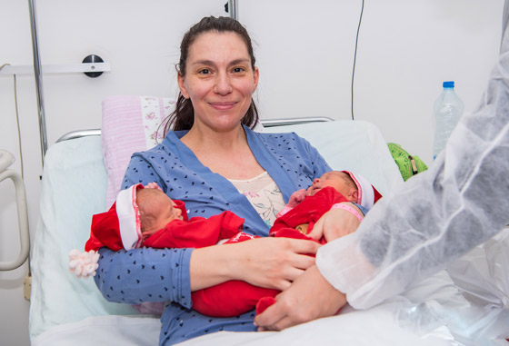 صور: ولادة طفلتين توأمين.. في سنتين مختلفتين! صورة رقم 1