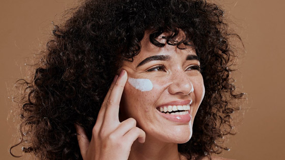 طرق بسيطة لتحسين صحة بشرتك في شهر يناير صورة رقم 6