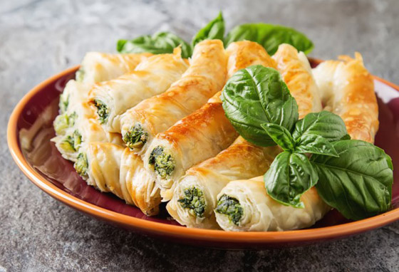 إليكم طريقة تحضير فطيرة السبانخ بالجبن بعجينة الفيلو صورة رقم 1