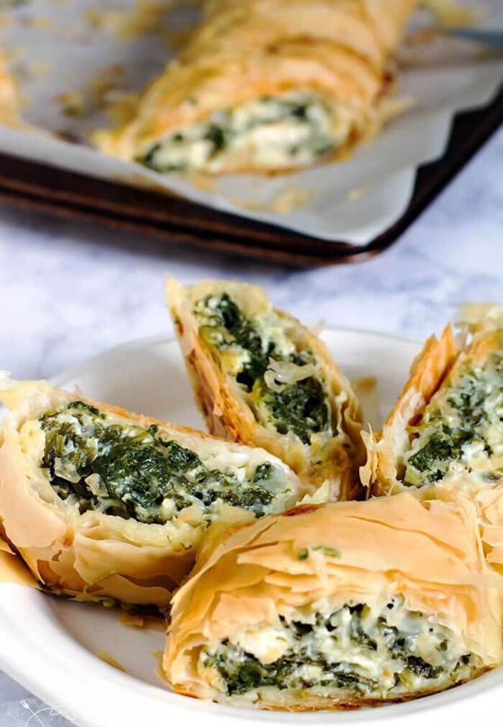 إليكم طريقة تحضير فطيرة السبانخ بالجبن بعجينة الفيلو صورة رقم 6