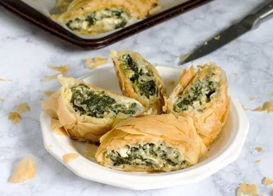 إليكم طريقة تحضير فطيرة السبانخ بالجبن بعجينة الفيلو صورة رقم 9