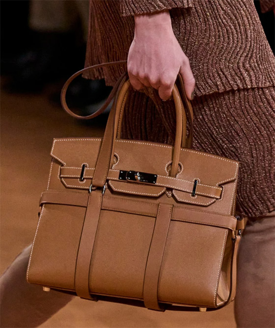 بالصور: موديلات حقائب يد ملونة لإطلالة شتوية مميزة صورة رقم 2