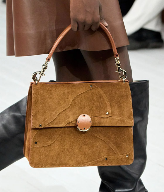 بالصور: موديلات حقائب يد ملونة لإطلالة شتوية مميزة صورة رقم 3