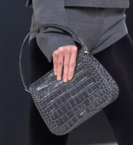 بالصور: موديلات حقائب يد ملونة لإطلالة شتوية مميزة صورة رقم 4