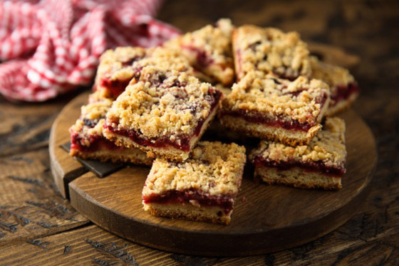 إليكم طريقة تحضير كعكة محشية بالمربى.. سهلة ولذيذة صورة رقم 1