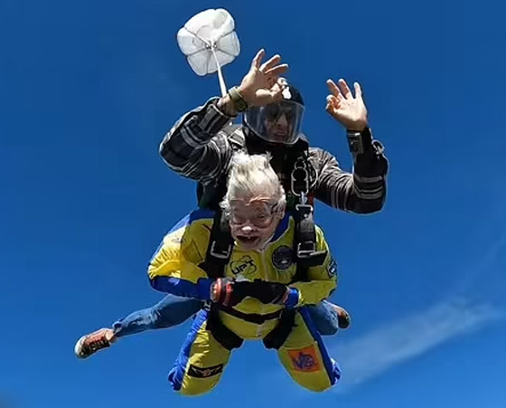 مسنة أمريكية تحتفل بعيد ميلادها الـ100 بالقفز المظلي.. فيديو صورة رقم 2