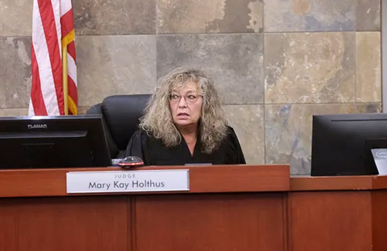 متهم أمريكي يحاكم من جديد ويظهر بقناع وسلاسل بعدما هاجم القاضية وضربها صورة رقم 7