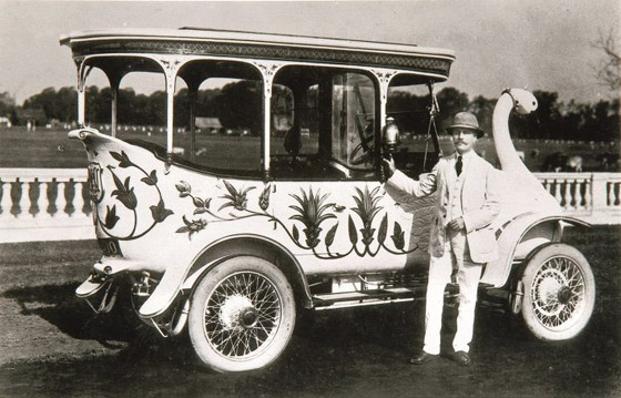 صورة رقم 2 - على شكل بجعة.. قصة السيارة الأكثر جنونا وغرابة في العالم (صور) صورة رقم 2 - على شكل بجعة.. قصة السيارة الأكثر جنونا وغرابة في العالم (صور)