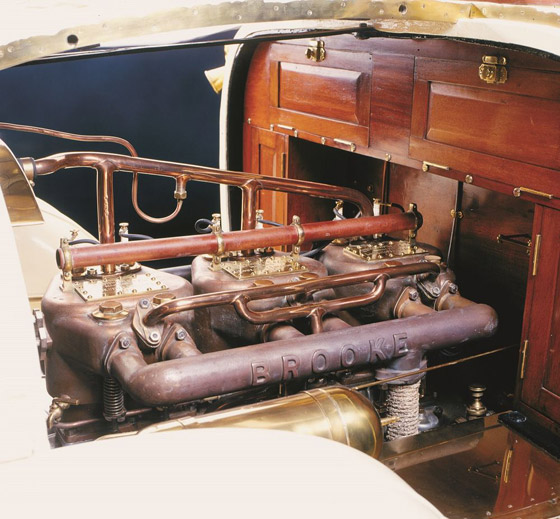 صورة رقم 6 - على شكل بجعة.. قصة السيارة الأكثر جنونا وغرابة في العالم (صور) صورة رقم 6 - على شكل بجعة.. قصة السيارة الأكثر جنونا وغرابة في العالم (صور)