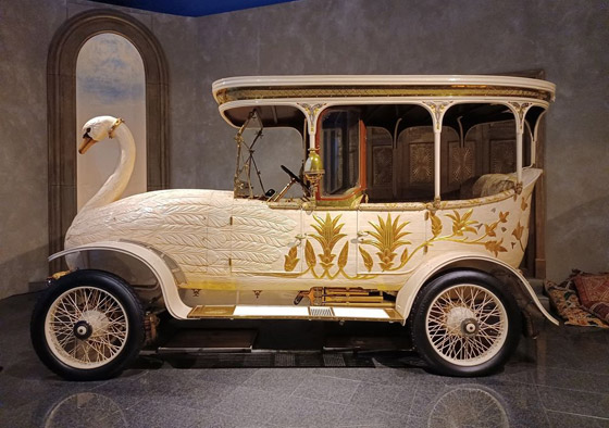 صورة رقم 8 - على شكل بجعة.. قصة السيارة الأكثر جنونا وغرابة في العالم (صور) صورة رقم 8 - على شكل بجعة.. قصة السيارة الأكثر جنونا وغرابة في العالم (صور)