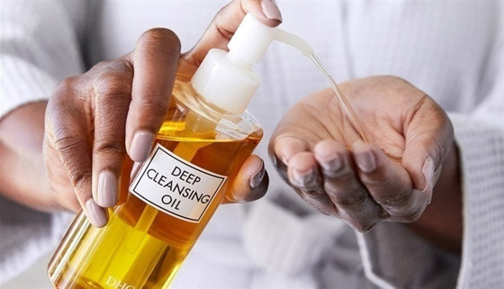هذا ما يحدث لبشرتك عند تنظيفها بالزيت صورة رقم 1