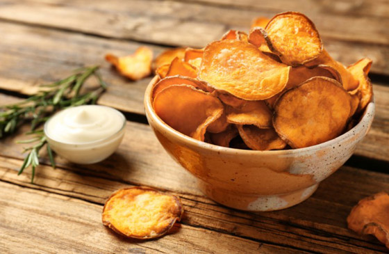 طريقة تحضير شيبس البطاطا الحلوة بالقلاية الهوائية صحي وخفيف صورة رقم 1