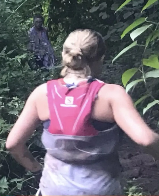 الويل لمن يراه.. لقطات مرعبة لعداءة تمر قرب (شبح مقاتل) بغابة مطيرة صورة رقم 4