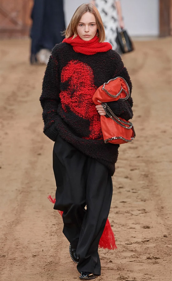 بالصور: 7 حيل موضة تخفي البطن البارز بملابس شتاء 2024 صورة رقم 4