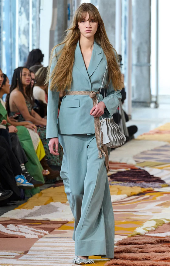 بالصور: 7 حيل موضة تخفي البطن البارز بملابس شتاء 2024 صورة رقم 5