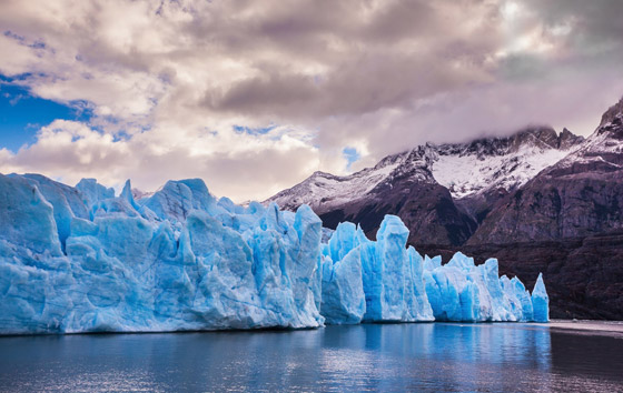 هام لعشاق المغامرة.. أجمل بحيرات متجمدة يحلو استكشافها في الشتاء صورة رقم 3