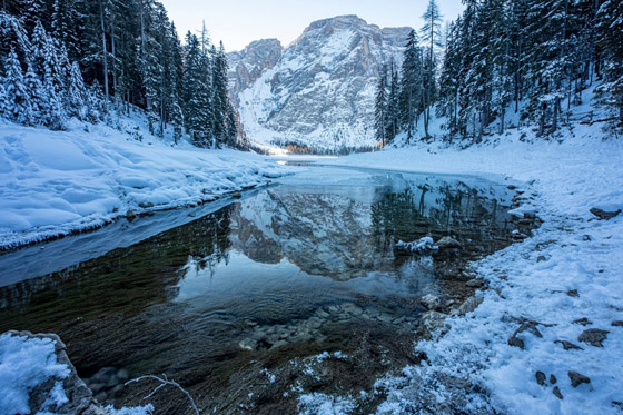 هام لعشاق المغامرة.. أجمل بحيرات متجمدة يحلو استكشافها في الشتاء صورة رقم 4