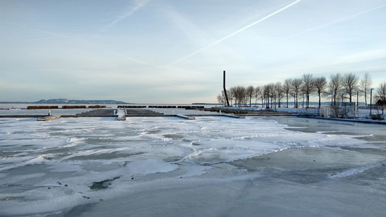 هام لعشاق المغامرة.. أجمل بحيرات متجمدة يحلو استكشافها في الشتاء صورة رقم 5