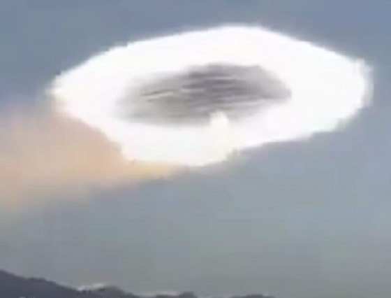 حقيقة ظاهرة غريبة بسماء اليابان بعد الزلزال.. ما هي الغيمة العدسية؟ فيديو صورة رقم 6