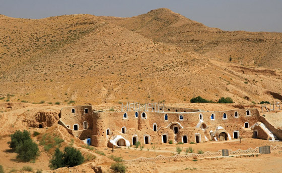 بعيدا عن الحداثة.. جولة سياحية على الكهوف في العالم صورة رقم 1